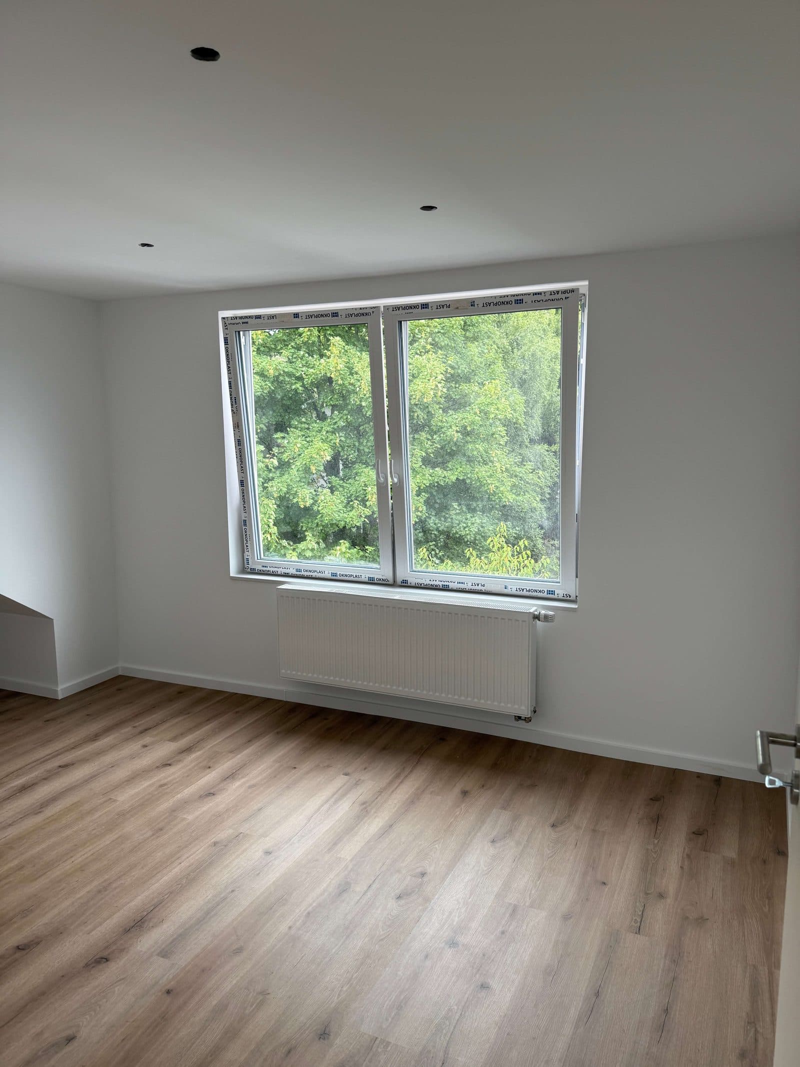 Wohnbereich der sanierten Dachgeschosswohnung