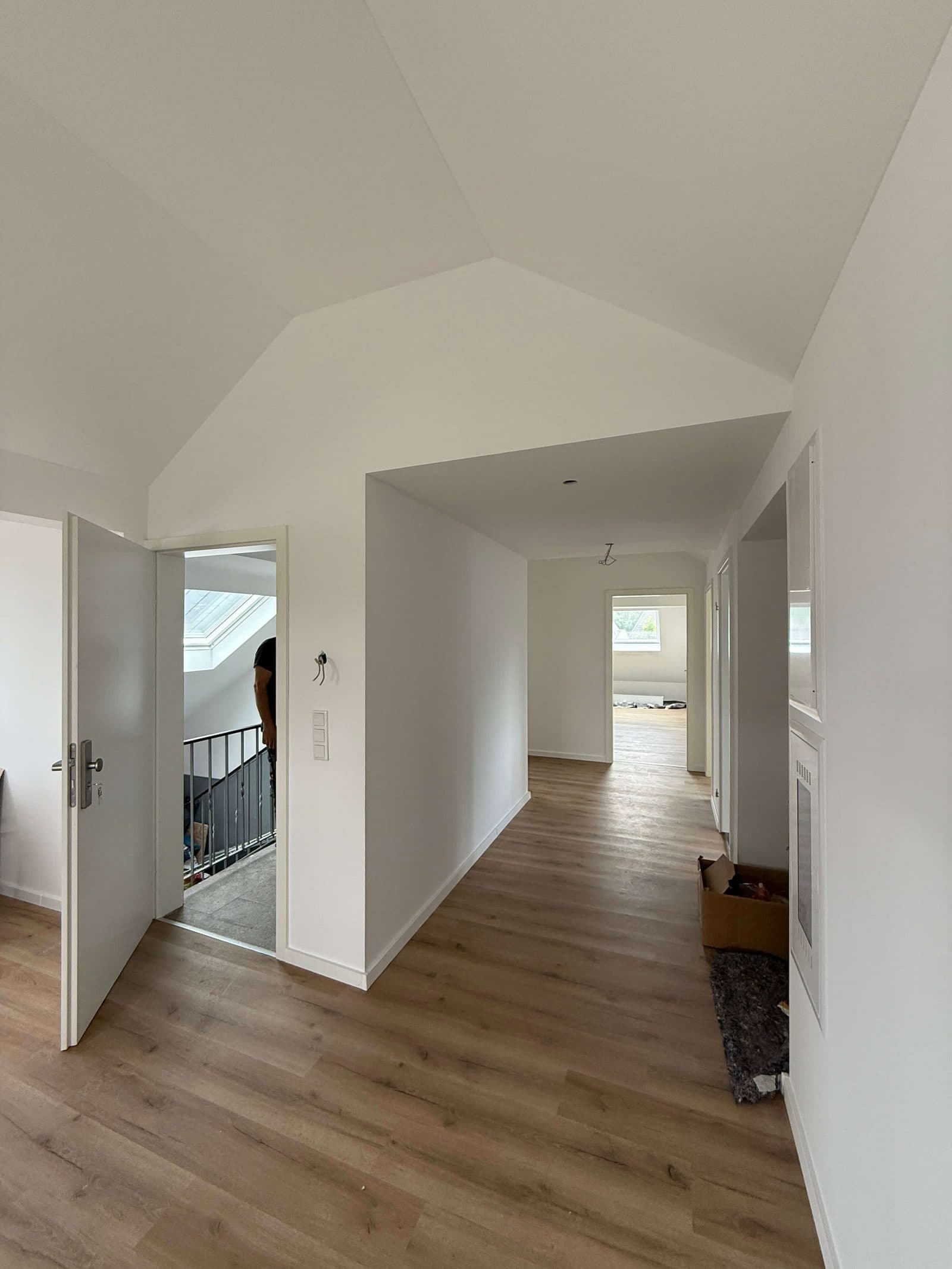 Zimmer mit Fenster zur Straße